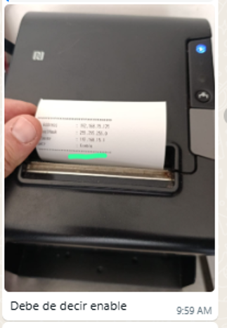 Foto de una impresora imprimiendo su ticket de conexión al encender.